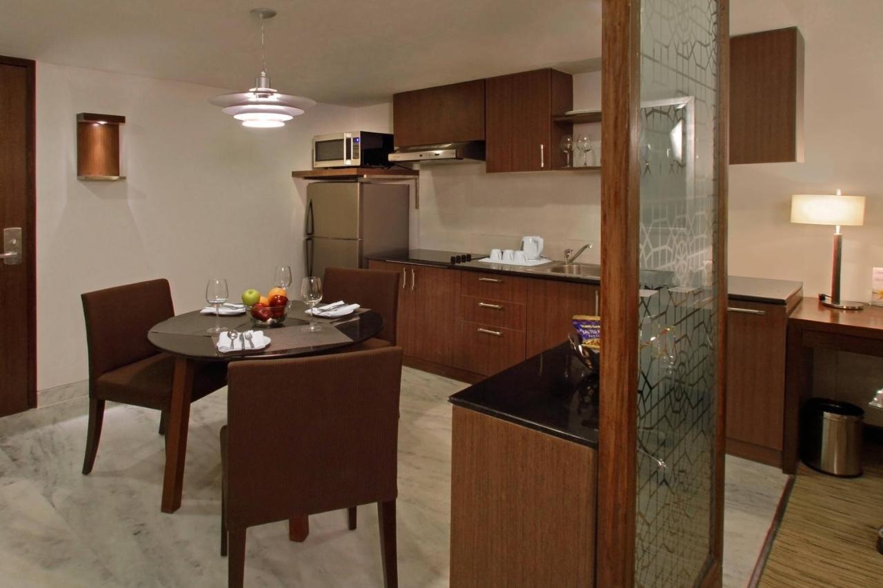 Four Points By Sheraton Hotel And Serviced Apartments Púna Pokoj fotografie